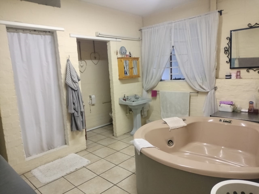 6 Bedroom Property for Sale in Ladybrand Free State